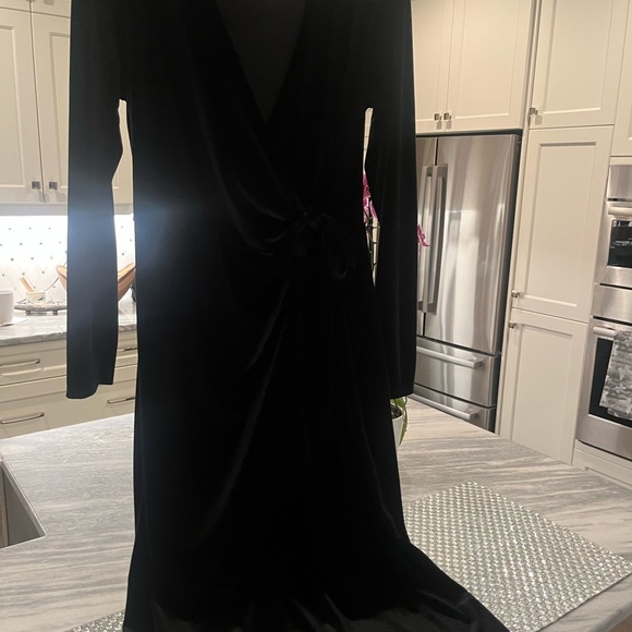 COPY - Iconic Halston 🥂black velvet🥂 midi wrap 🥂holiday dress size large 🥂perfe… - Picture 3 of 17